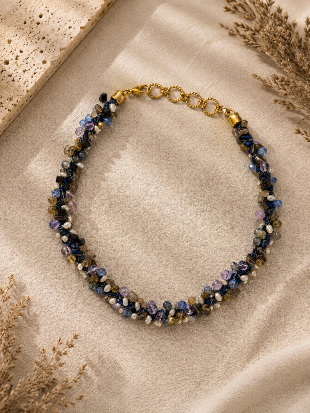 Handgefertigte Perlenkette in Blau und Gold